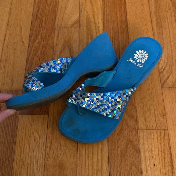 Yellow box size 8 blue sparkly flip flops - Picture 4 of 4